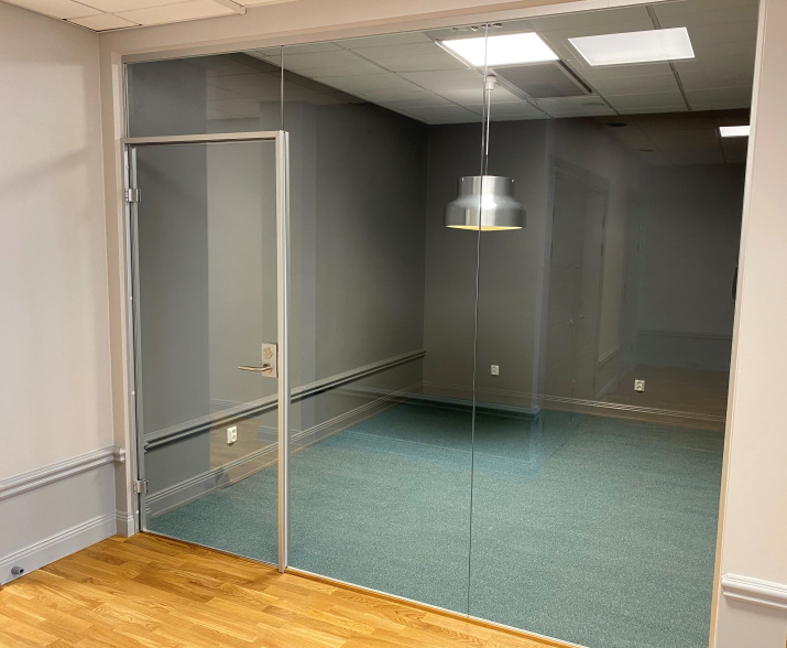 AB-Glassvegg-med-32db-doer